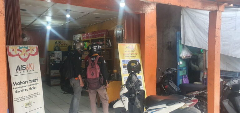 Dua orang sedang menanyakan tips merawat aki motor